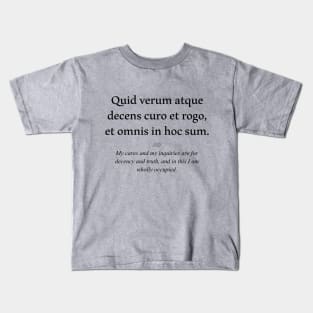 Latin quote: Quid verum atque decens curo et rogo, et omnis in hoc sum. Kids T-Shirt